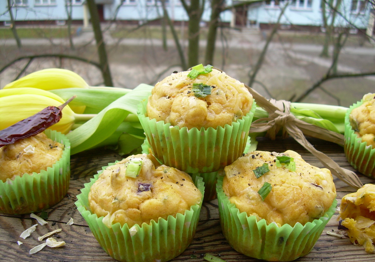 Muffiny musztardowe z cebulą i żółtym serem  foto