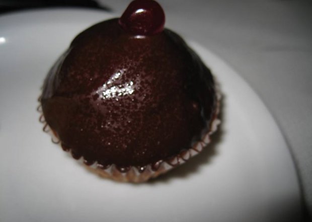 Fotografia przedstawiająca Muffiny oblane czekolada z rodzynką