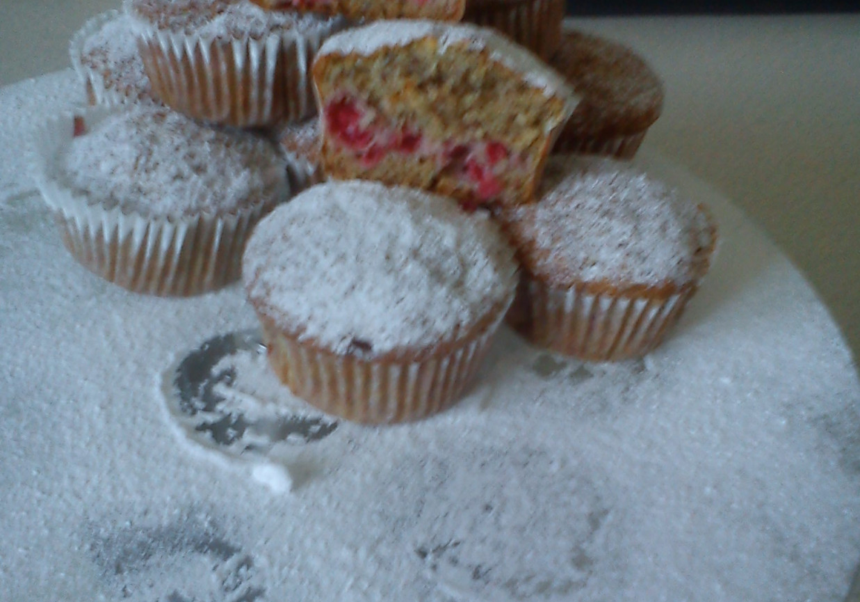 Muffiny orzechowe z czerwoną porzeczką foto