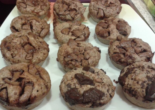 Fotografia przedstawiająca Muffiny owsiane z cynamonem i gorzką czekoladą