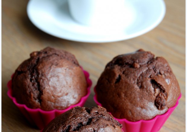 Fotografia przedstawiająca muffiny pełne czekolady