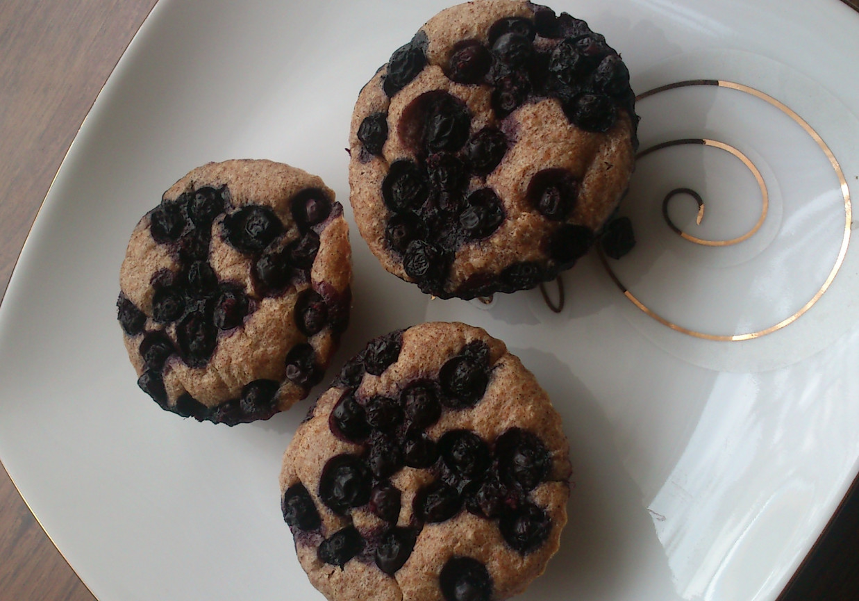 Muffiny pełnoziarniste z jagodami foto