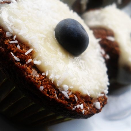 Krok 7 - Muffiny piernikowo-makowe w kokosie oraz polewie z białej czekolady i serka waniliowego foto