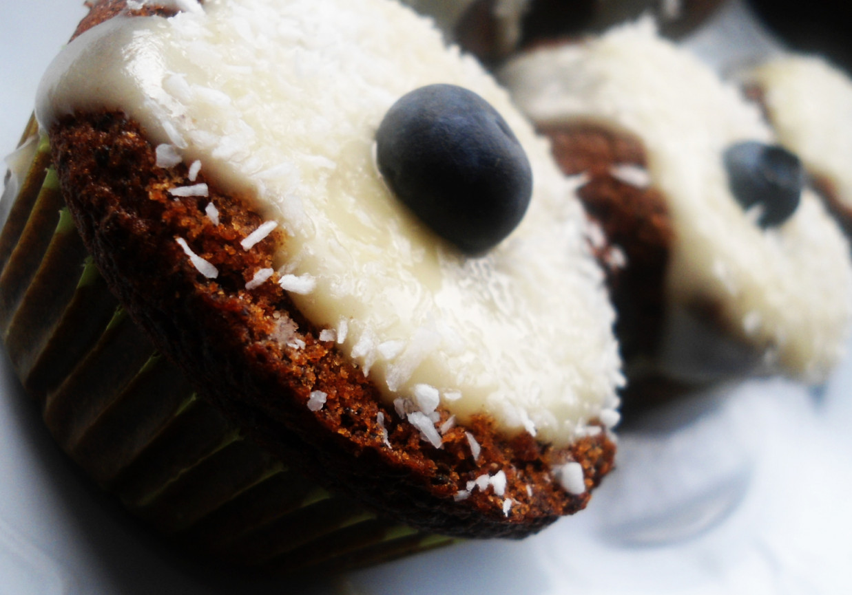 Muffiny piernikowo-makowe w kokosie oraz polewie z białej czekolady i serka waniliowego foto
