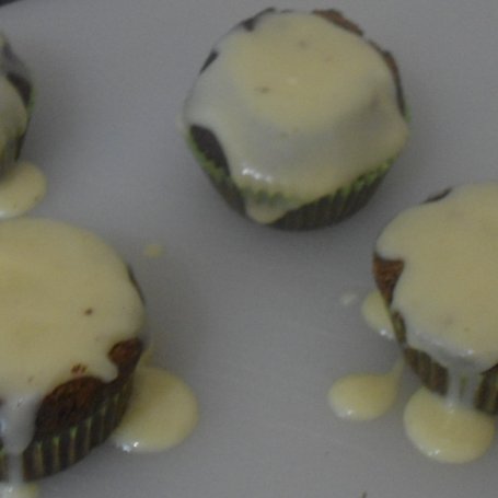 Krok 6 - Muffiny piernikowo-makowe w kokosie oraz polewie z białej czekolady i serka waniliowego foto
