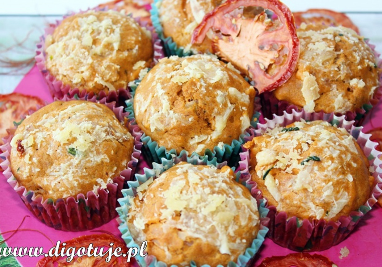 Muffiny pomidorowe z serem i szynką (z soku pomidorowego) foto