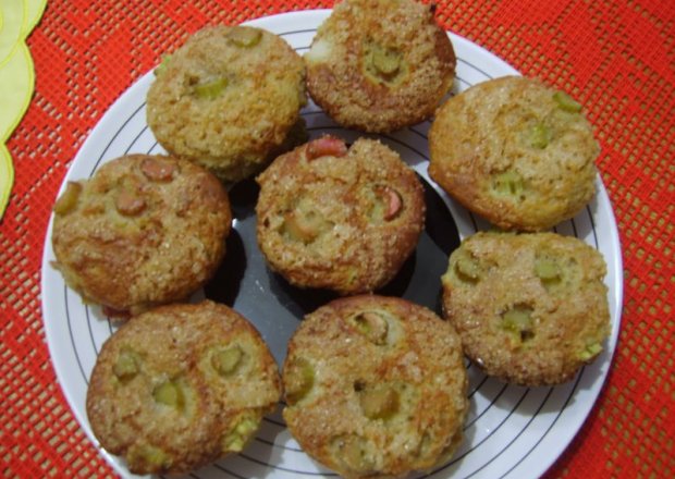 Fotografia przedstawiająca muffiny rabarbarowo - rabarbarowe z rabarbarem