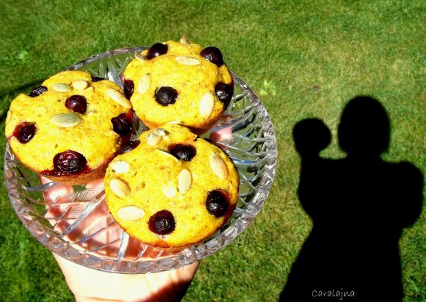 Fotografia przedstawiająca muffiny razowe z dynią i winogronem