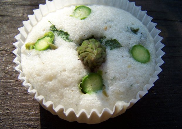 Fotografia przedstawiająca muffiny ryżowe z zielonymi szparagami i świeżą miętą