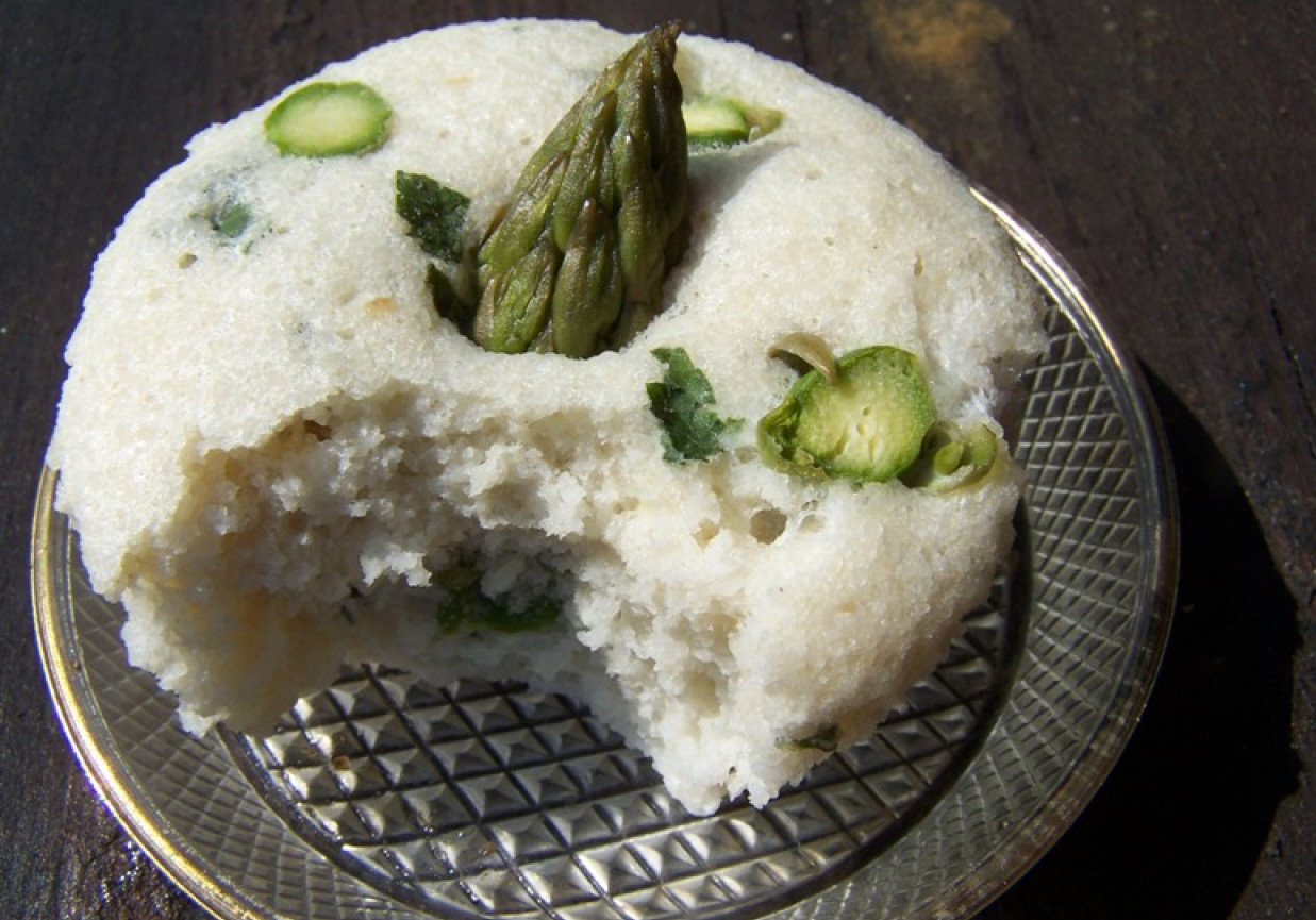 muffiny ryżowe z zielonymi szparagami i świeżą miętą foto