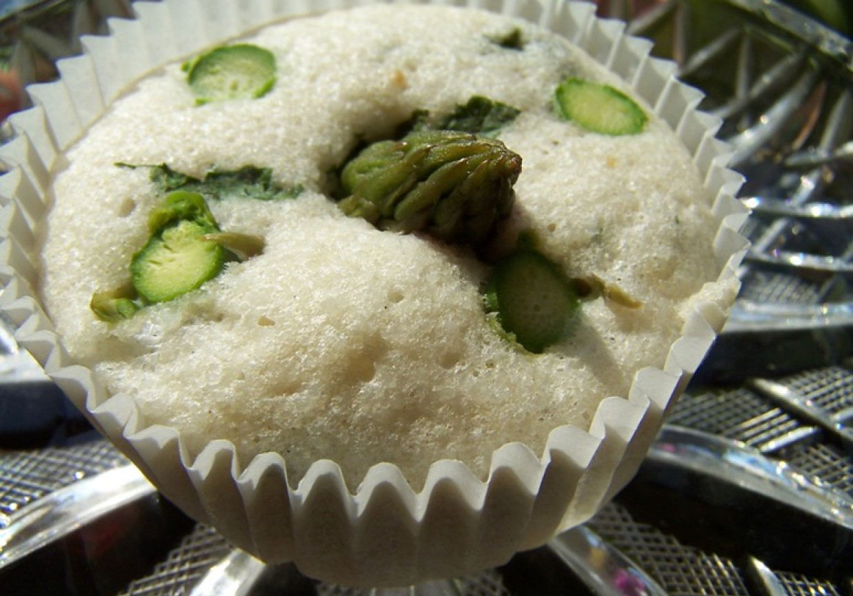 muffiny ryżowe z zielonymi szparagami i świeżą miętą foto