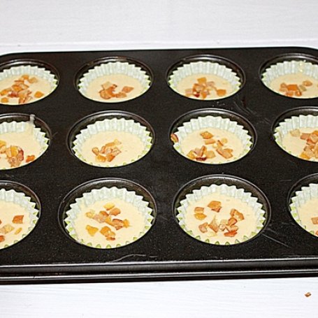 Krok 2 - Muffiny smietankowe ze skórką kandyzowaną pomarańczową foto