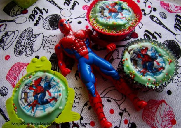 Fotografia przedstawiająca Muffiny Spiderman z lukrem