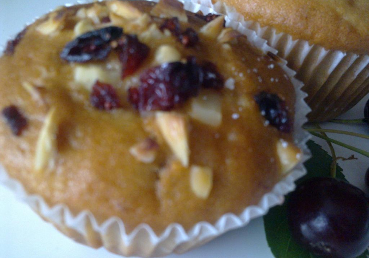 Muffiny wiśniowo- migdałowe foto