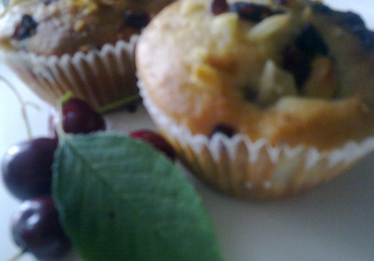 Muffiny wiśniowo- migdałowe foto