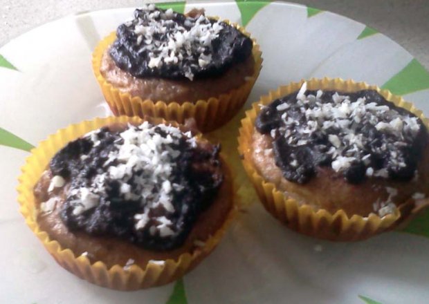 Fotografia przedstawiająca Muffiny z borówkami i czekoladą