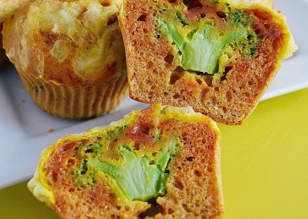 Fotografia przedstawiająca Muffiny z brokułem - curry