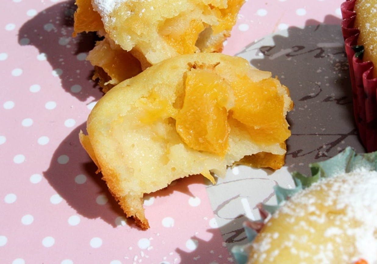 Muffiny z brzoskwiniami foto