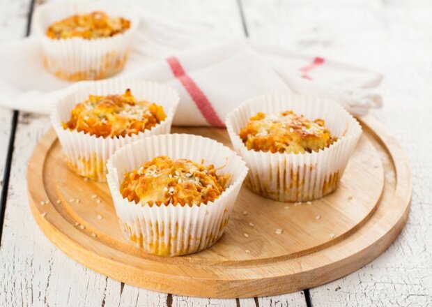 Fotografia przedstawiająca Muffiny z ciasta francuskiego nadziewane farszem mięsnym