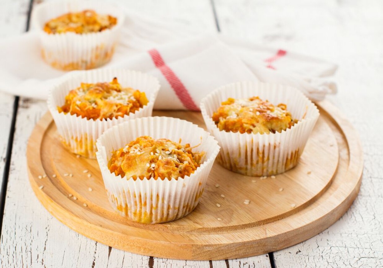Muffiny z ciasta francuskiego nadziewane farszem mięsnym foto