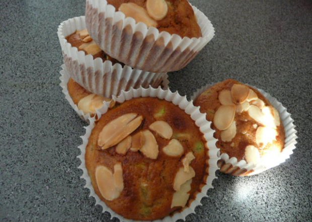 Fotografia przedstawiająca Muffiny z cukinią i migdałami