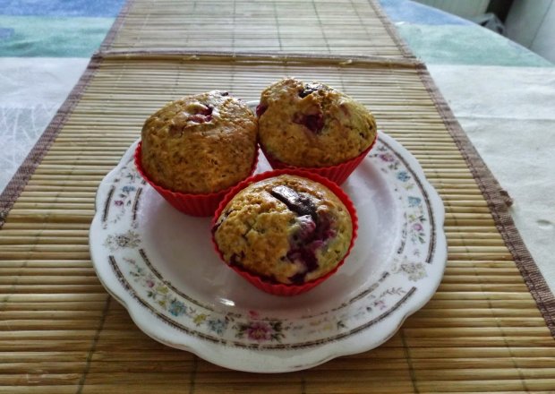 Fotografia przedstawiająca Muffiny z czekoladą i czerwoną porzeczką