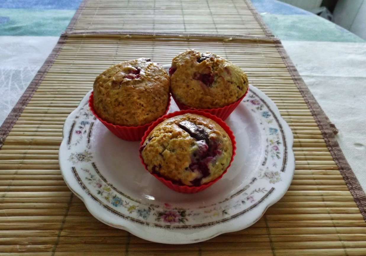 Muffiny z czekoladą i czerwoną porzeczką  foto