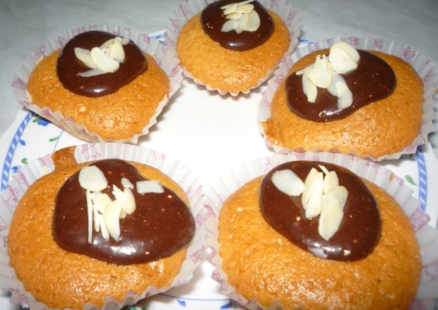 Fotografia przedstawiająca Muffiny z czekoladą i migdałami