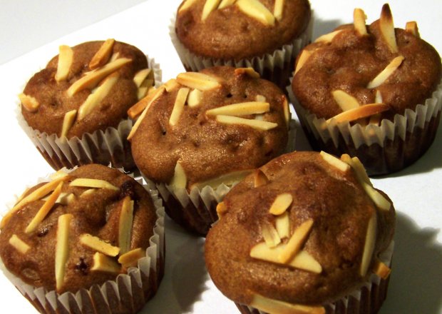 Fotografia przedstawiająca Muffiny z czekoladą i migdałami