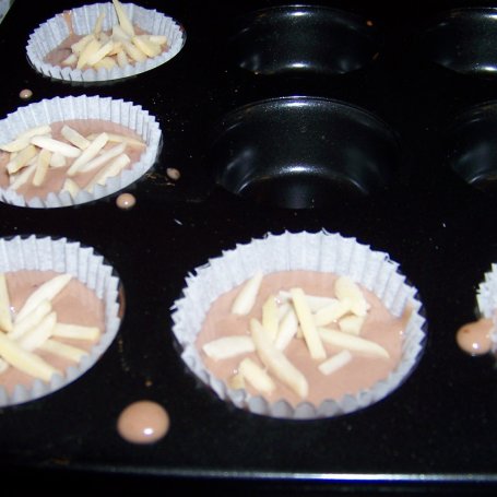 Krok 2 - Muffiny z czekoladą i migdałami foto