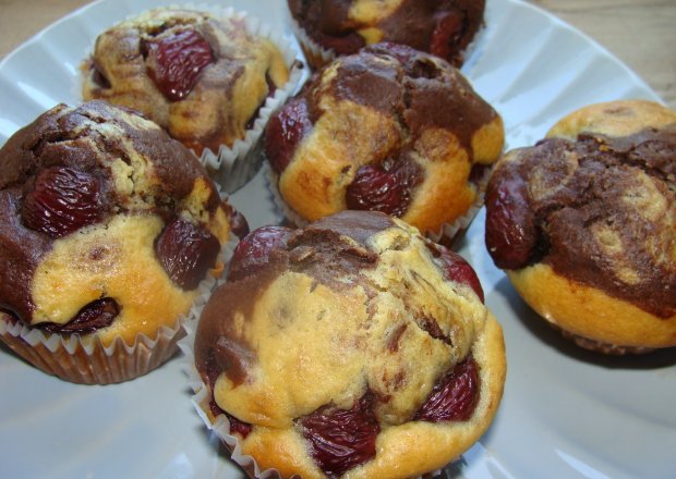 Fotografia przedstawiająca Muffiny z czereśniami