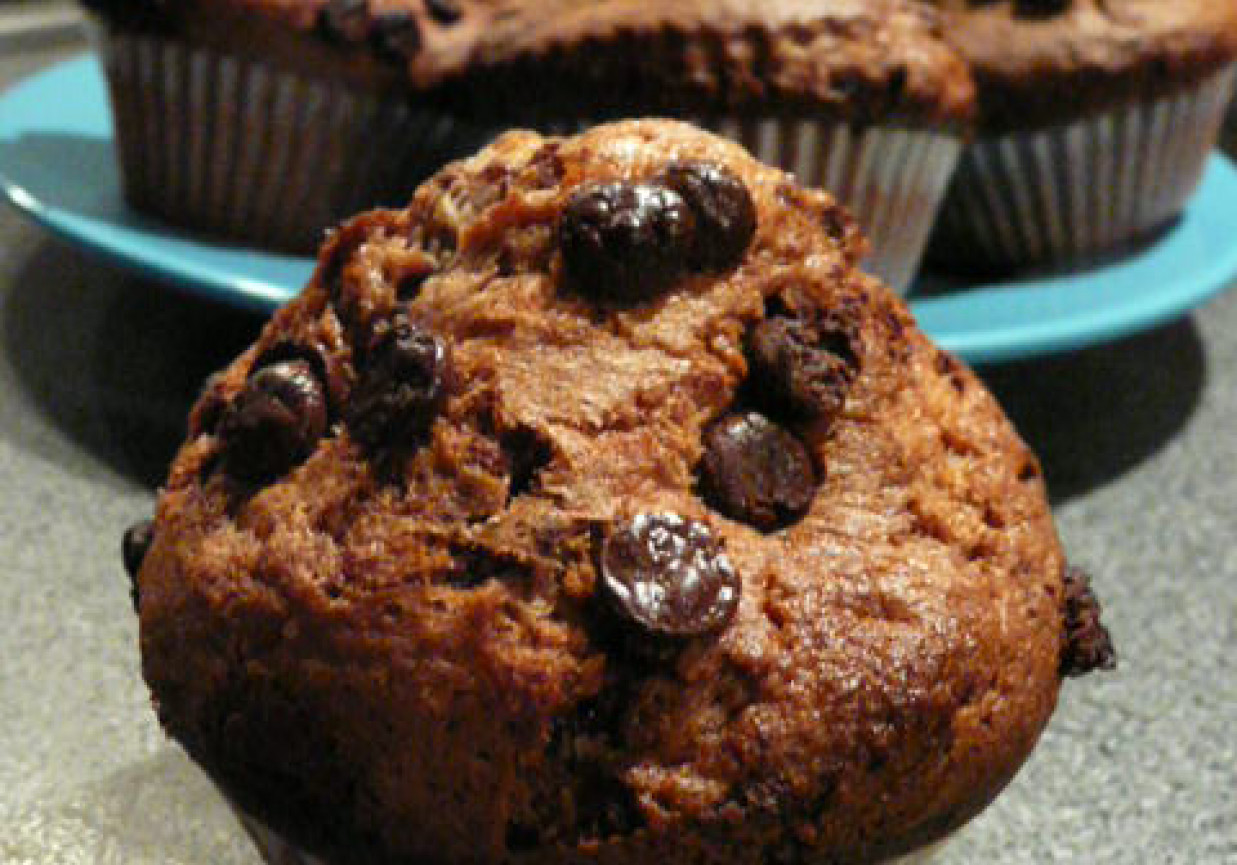 Muffiny z dużą ilością czekolady foto