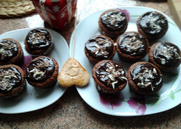 Fotografia przedstawiająca muffiny z dżemem śliwkowym i herbata mango