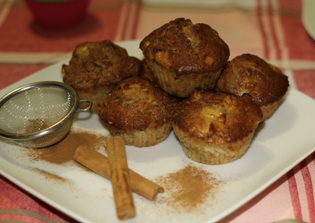 Fotografia przedstawiająca Muffiny z jabłkiem  i cynamonem
