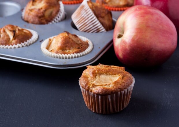 Fotografia przedstawiająca Muffiny z jabłkiem i cynamonem