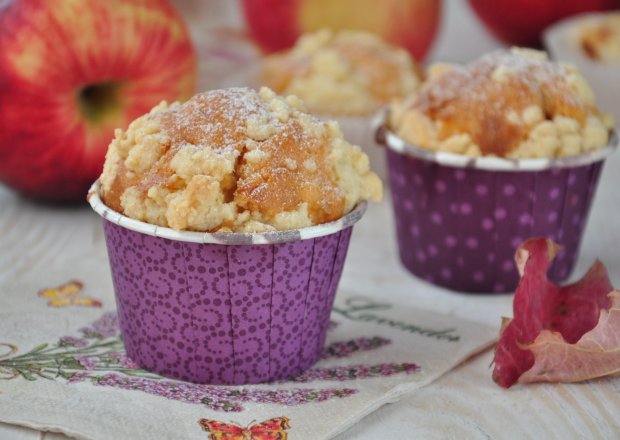 Fotografia przedstawiająca muffiny z jabłkiem