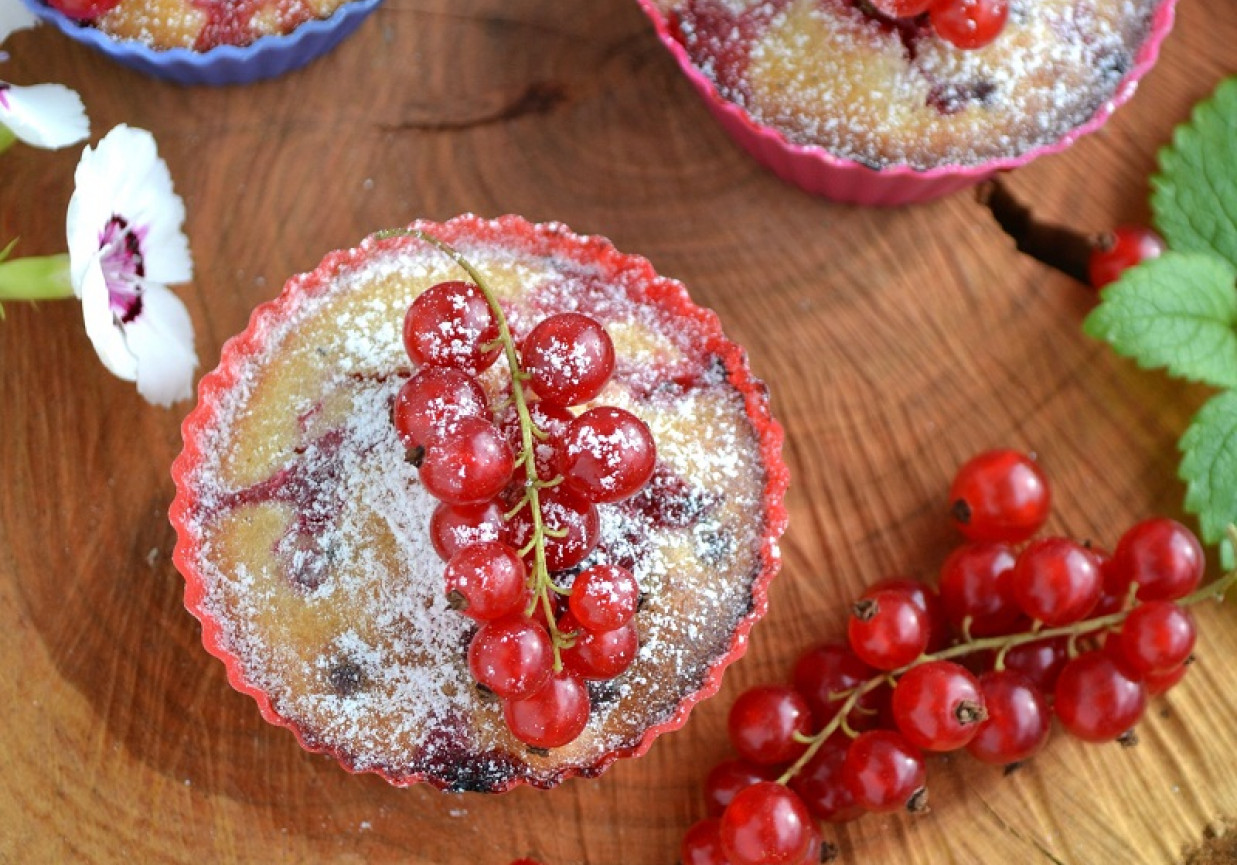 Muffiny z kaszą jaglaną i czerwoną porzeczką  foto