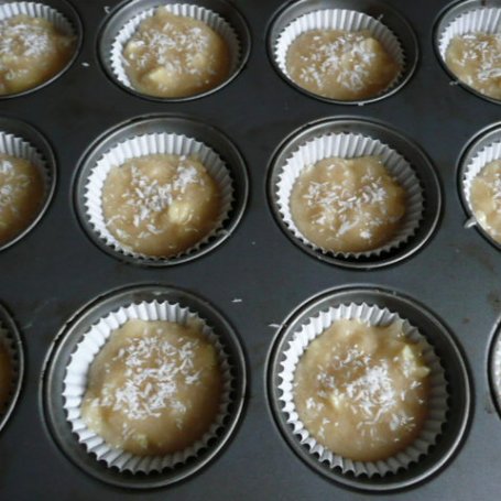 Krok 2 - Muffiny z kokosem i białą czekoladą foto