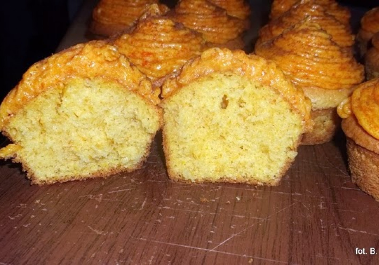 Muffiny z kremem marchewkowym foto