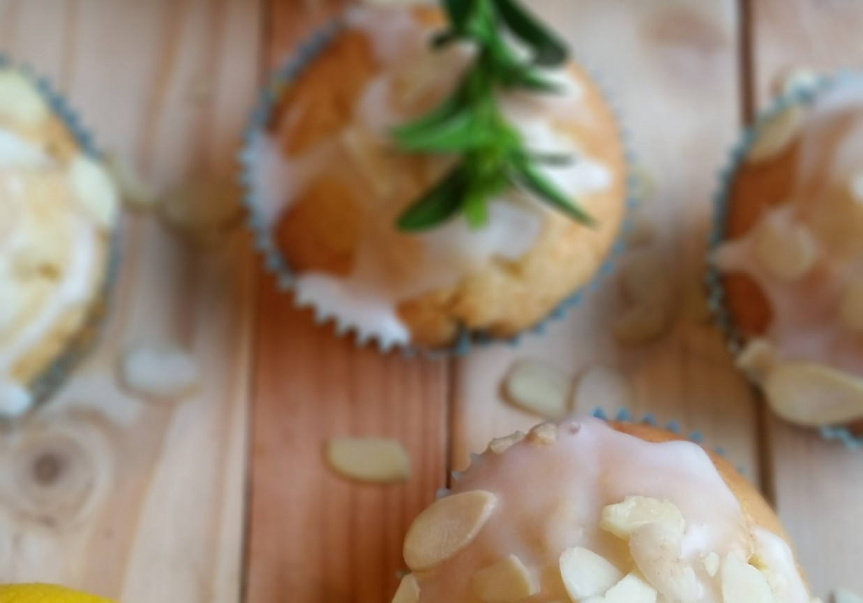 Muffiny z lukrem cytrynowym i migdałami. foto