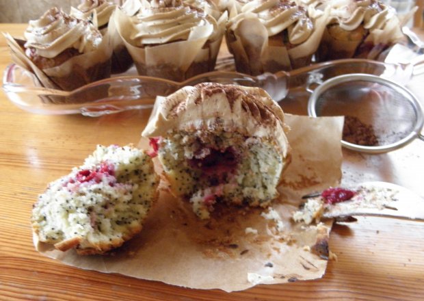 Fotografia przedstawiająca Muffiny z makiem, wiśniami i kremem kawowym