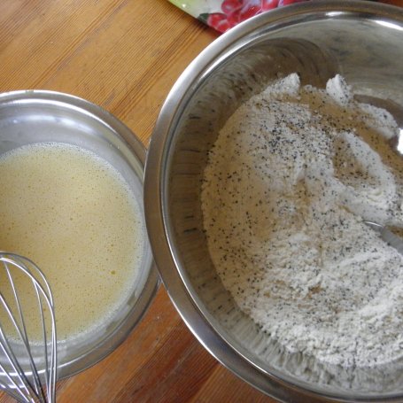 Krok 1 - Muffiny z makiem, wiśniami i kremem kawowym foto
