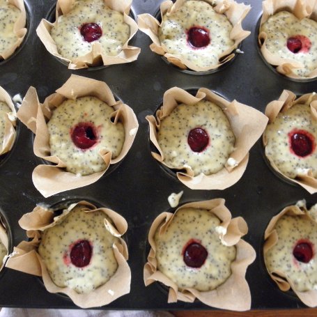 Krok 3 - Muffiny z makiem, wiśniami i kremem kawowym foto