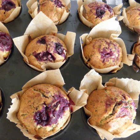 Krok 4 - Muffiny z makiem, wiśniami i kremem kawowym foto