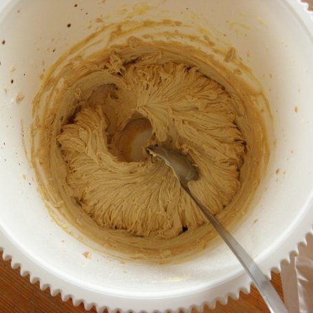 Krok 5 - Muffiny z makiem, wiśniami i kremem kawowym foto