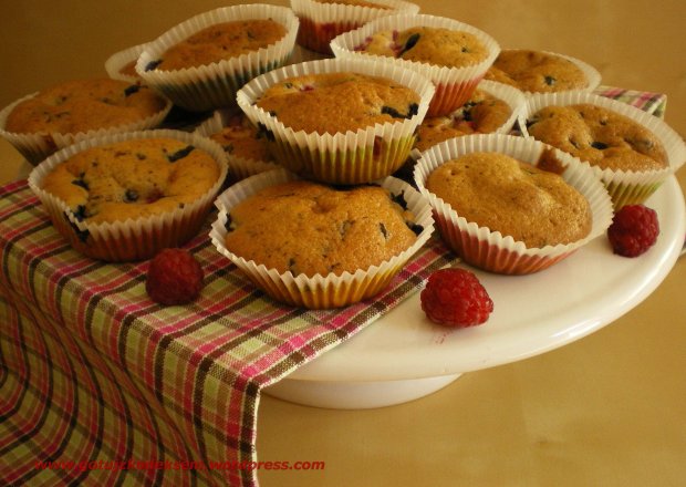 Fotografia przedstawiająca Muffiny z malinami i jagodami