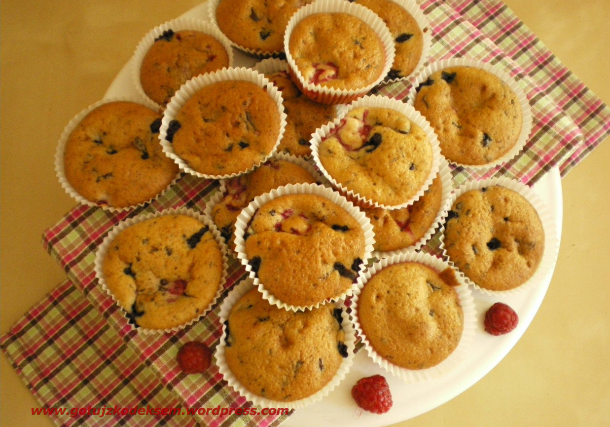 Muffiny z malinami i jagodami foto