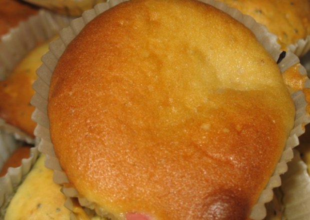 Fotografia przedstawiająca Muffiny z malinowym kremem budyniowym