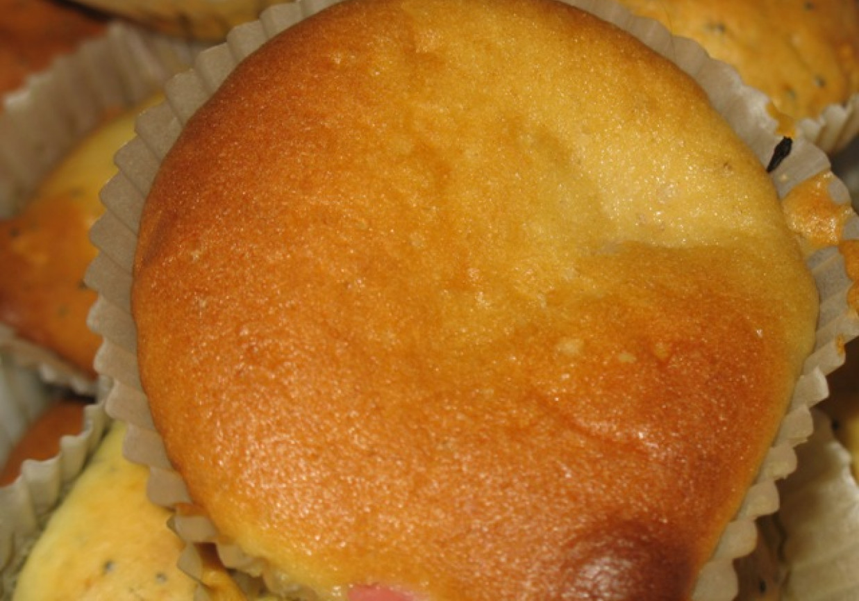Muffiny z malinowym kremem budyniowym foto