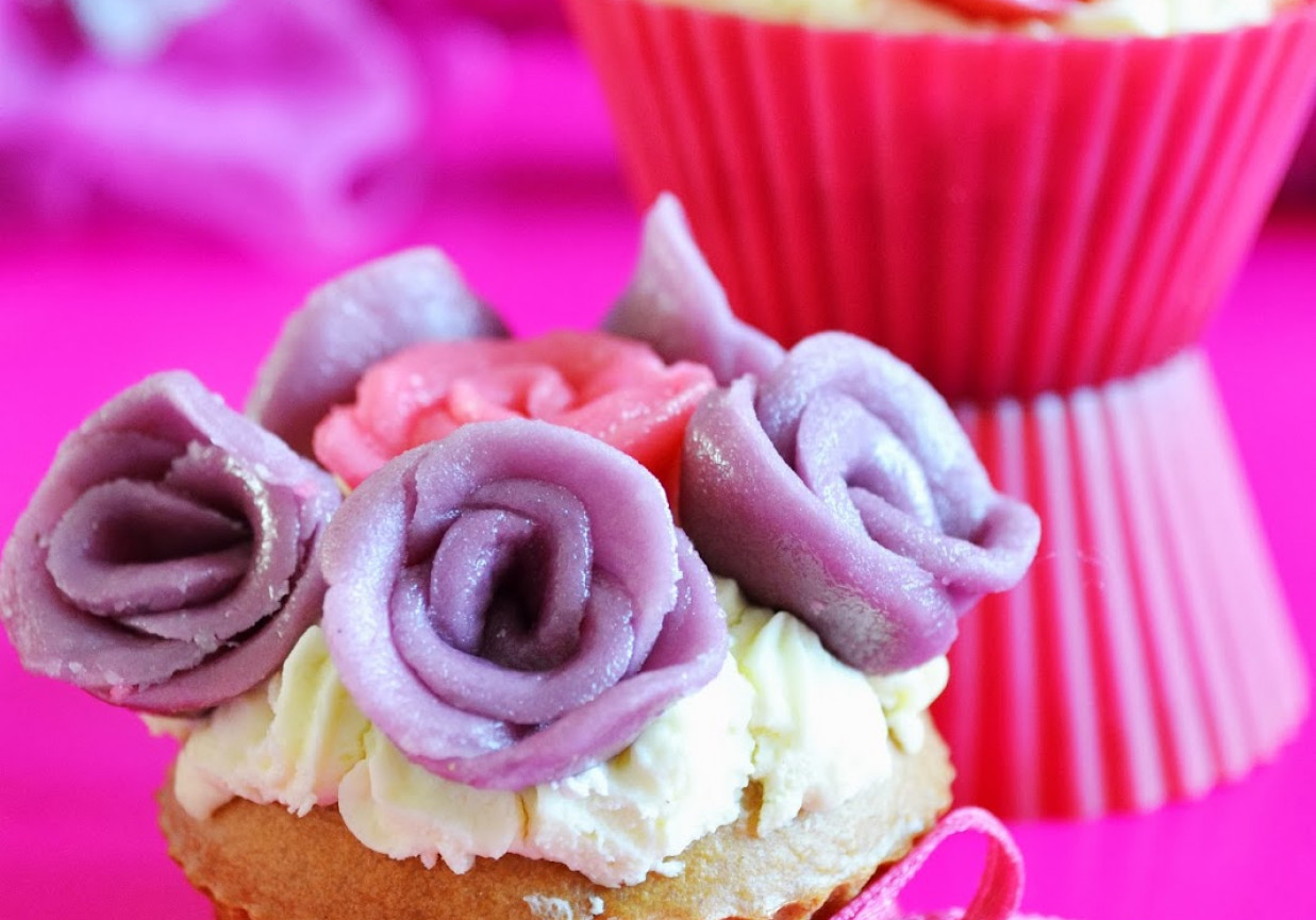 Muffiny z marcepanowymi różyczkami foto
